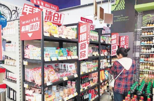 “折扣专柜”火了！临期食品成省钱新宠.jpg